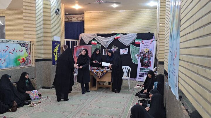 تقدیر از بانوان و کنشگران فعال محلات و مساجد منطقه ۲۲ در جنگ رمضان