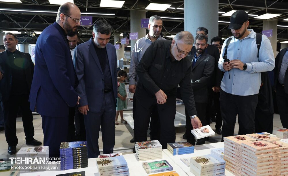 بازدید شهردار تهران از رویداد "اردی‌بهشت کتاب"