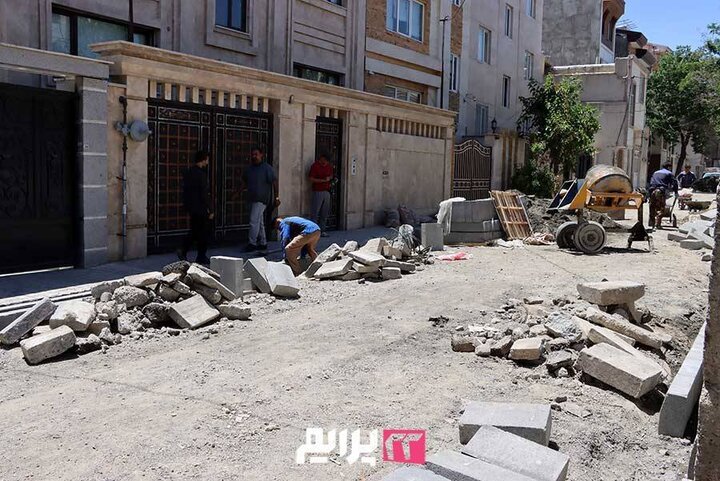 آغاز عملیات رفع نقاط آبگیر و هدایت آب‌های سطحی در معابر فرعی محله سروآزاد