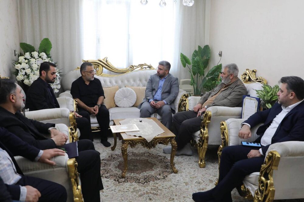 شهردار منطقه ۱۳ با ۱۲ خانواده معظم شهید جنگ تحمیلی سوم دیدار کرد