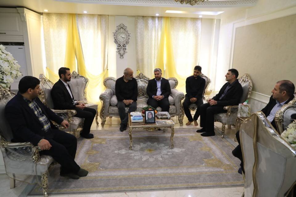 شهردار منطقه ۱۳ با ۱۲ خانواده معظم شهید جنگ تحمیلی سوم دیدار کرد