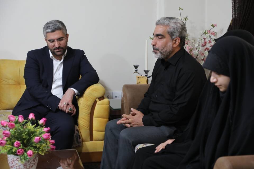 شهردار منطقه ۱۳ با ۱۲ خانواده معظم شهید جنگ تحمیلی سوم دیدار کرد