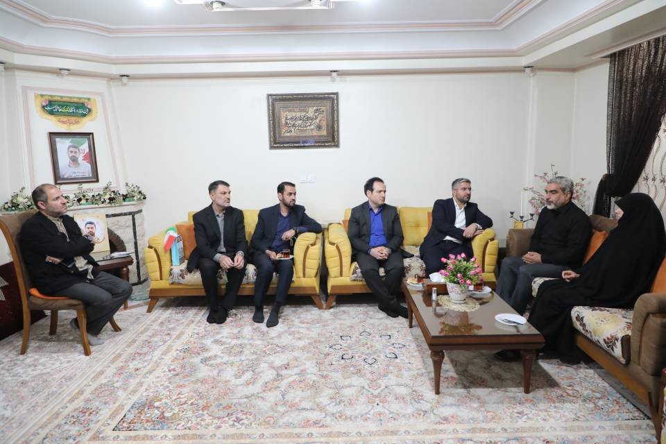 شهردار منطقه ۱۳ با ۱۲ خانواده معظم شهید جنگ تحمیلی سوم دیدار کرد