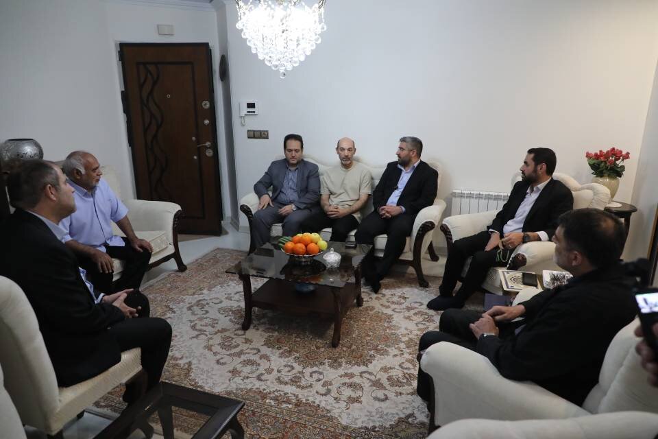 شهردار منطقه ۱۳ با ۱۲ خانواده معظم شهید جنگ تحمیلی سوم دیدار کرد