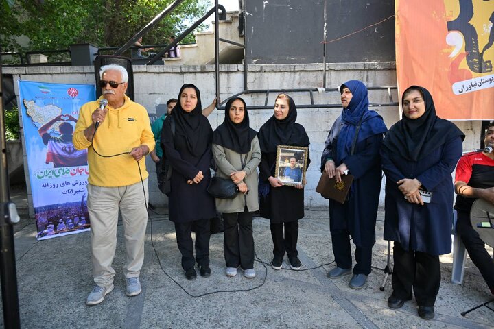 نواختن زنگ تحرک به یاد حماسه‌سازان خرمشهر در بوستان نیاوران 