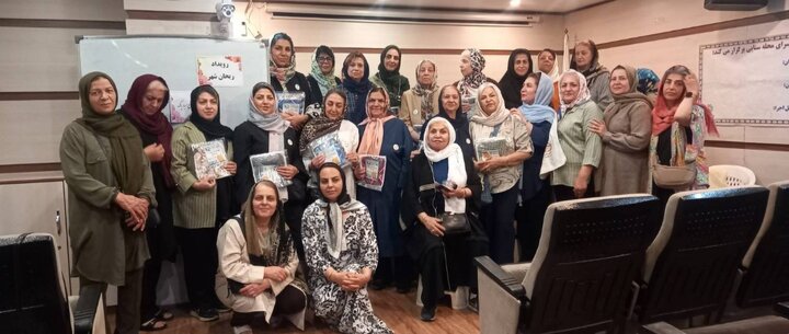 اهدای نشان «همیار پاک» به جمعی از بانوان و فعالان محیط زیست منطقه ۶