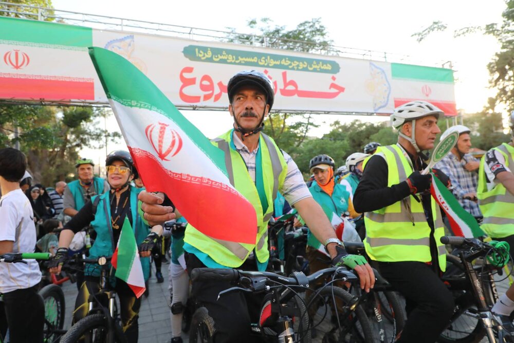 خیابان پیروزی برای نخستین بار میزبان همایش دوچرخهسواری شد