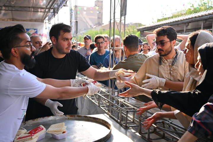  جلوه‌گری عید غدیر در تهران؛ از برپایی استیج تا میزبانی از هزاران شهروند در موکب «محبان‌الرضا(ع)» شهرداری منطقه یک