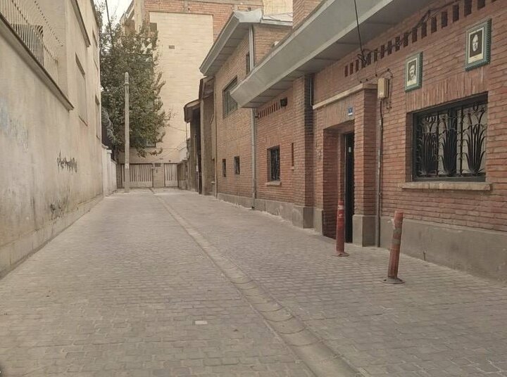 بازسازی و نوسازی پیاده‌راه سنگی مجاور موزه سیمین و جلال