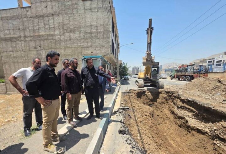 عملیات رفع نشست زمین در منطقه ۲۲/ معبر سروستان هشتم در حال بازگشایی است