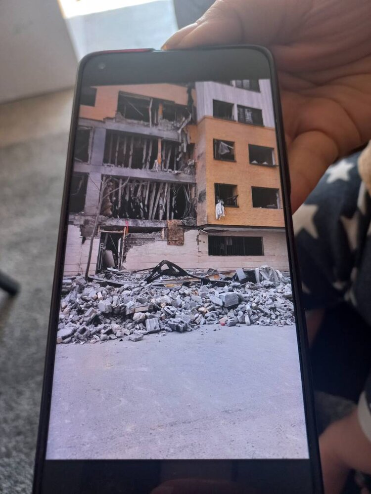 نوزادی که زیر سایه جنگ و آوار قد کشید