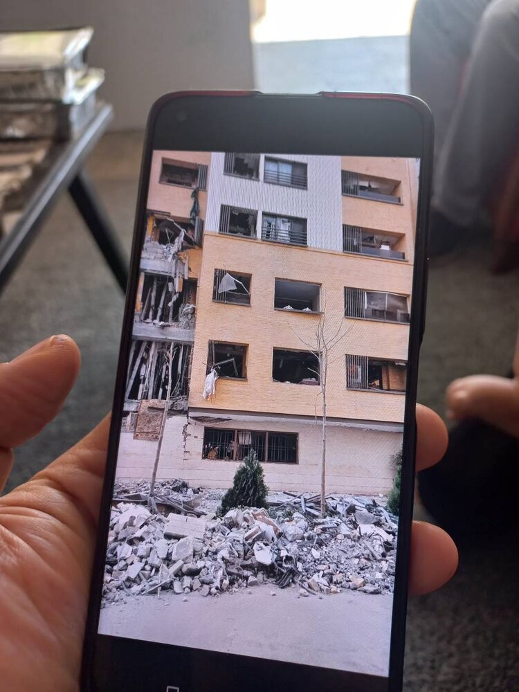نوزادی که زیر سایه جنگ و آوار قد کشید