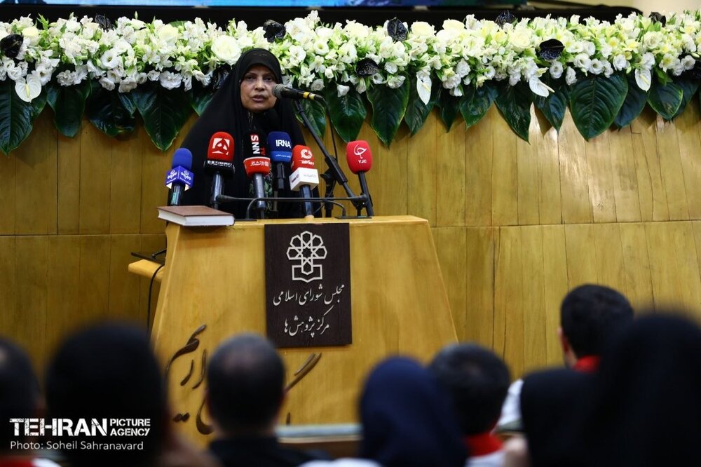 اهدای نشان «طوبی» به شهردار تهران / شهر زخمی شد اما سربلند ماند