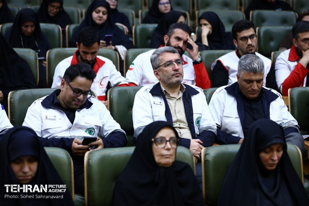 اهدای نشان «طوبی» به شهردار تهران / شهر زخمی شد اما سربلند ماند