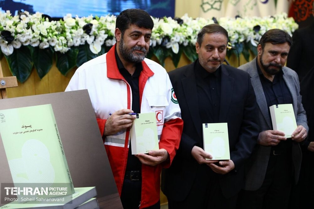 اهدای نشان «طوبی» به شهردار تهران / شهر زخمی شد اما سربلند ماند