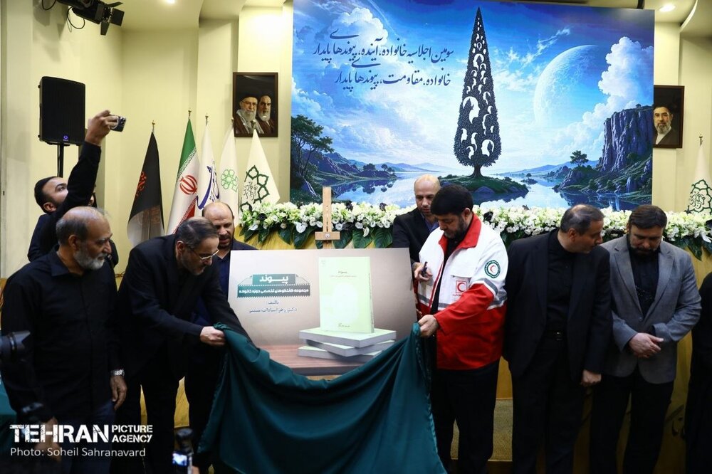اهدای نشان «طوبی» به شهردار تهران / شهر زخمی شد اما سربلند ماند