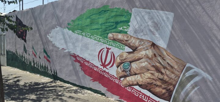  مزین شدن ورودی مراسم تشییع در منطقه ۸ با نقاشی‌های دیواری "رهبر شهید" 