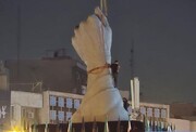 نصب نماد «باید برخاست» در میدان انقلاب
