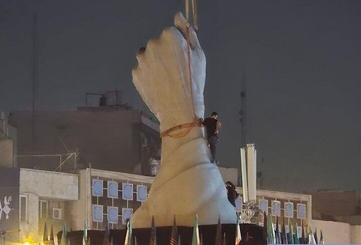 نصب نماد «باید برخاست» در میدان انقلاب