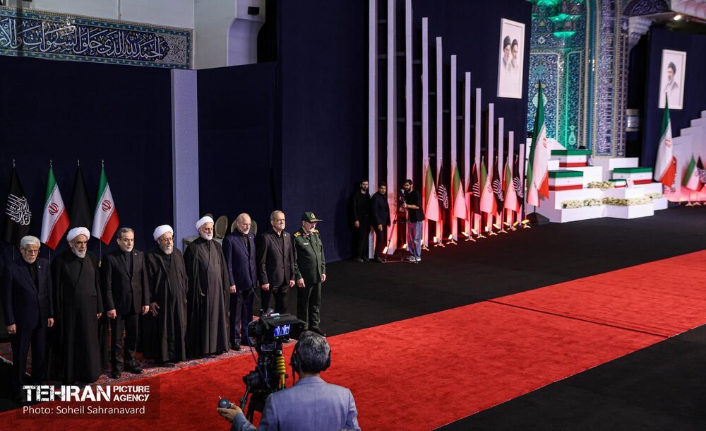 مراسم ادای احترام به پیکر رهبر شهید انقلاب با حضور سران قوا