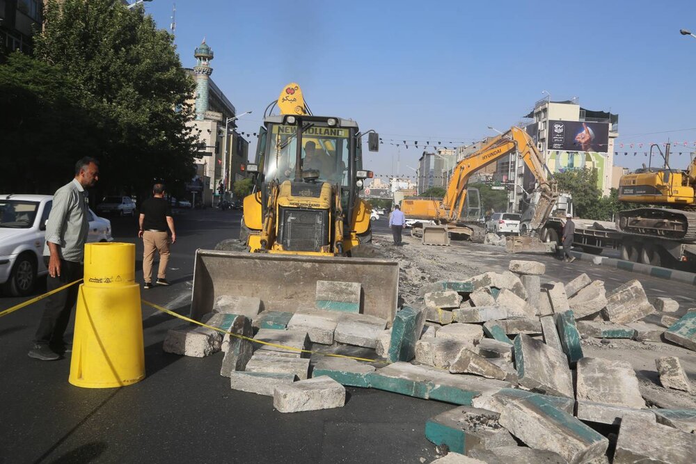 بازدید شهردار منطقه ۱۰ از عملیات عمرانی محور آزادی؛ تسریع در آمادهسازی مسیرهای مراسم تشییع «رهبر شهید»