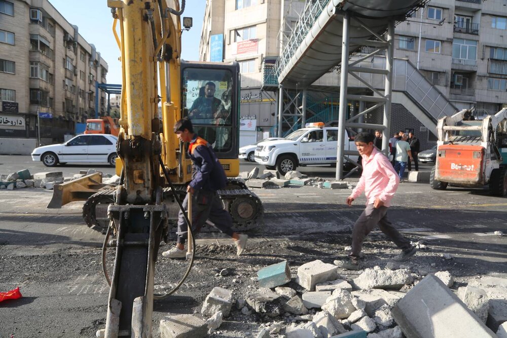 بازدید شهردار منطقه ۱۰ از عملیات عمرانی محور آزادی؛ تسریع در آمادهسازی مسیرهای مراسم تشییع «رهبر شهید»