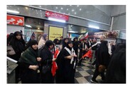 استقبال کارکنان مترو تهران از کاروان ۴۵۰ نفره خانواده های شهدای میناب در ایستگاه علی‌آباد