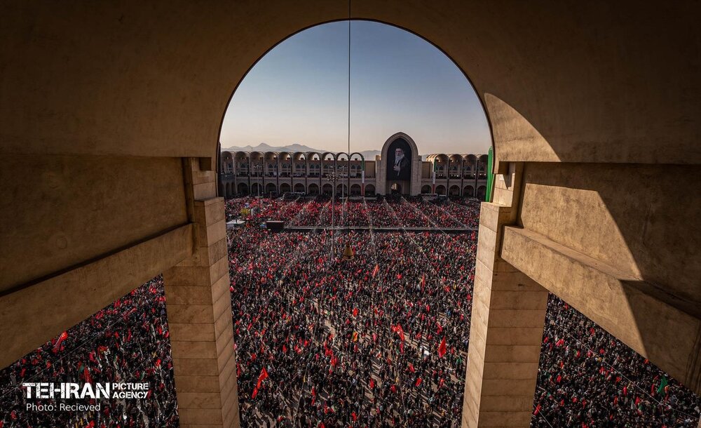 اقامه نماز بر پیکر آقای شهید ایران