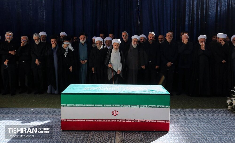 اقامه نماز بر پیکر آقای شهید ایران