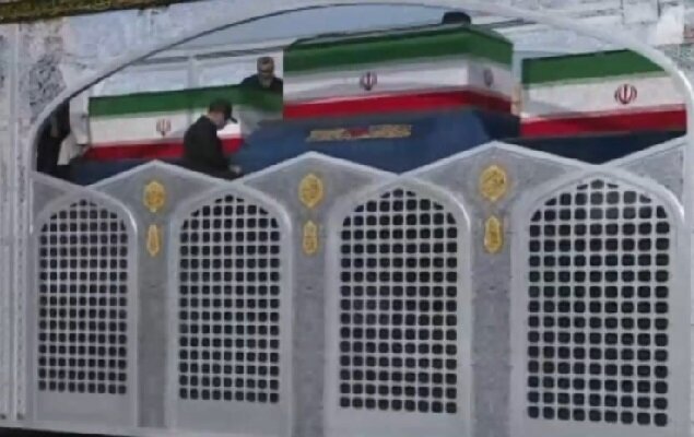 خودروی حامل پیکر رهبر شهید وارد مسیر تشییع شد