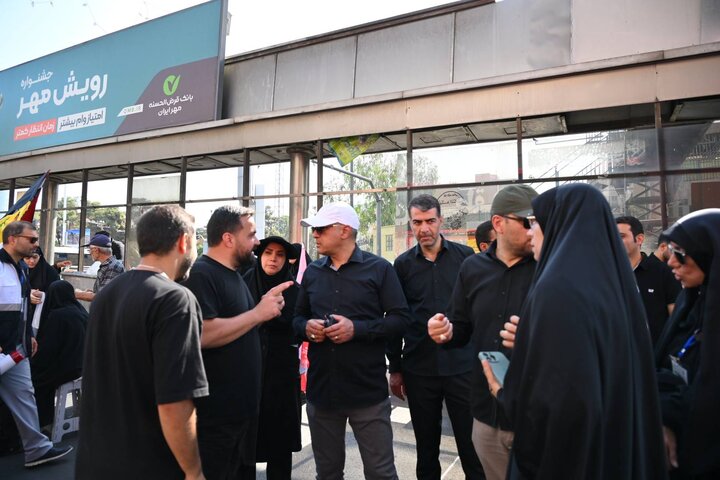  میدان توحید؛ کانون خدمت‌رسانی فرهنگی منطقه یک به زائران در روز تشییع رهبر شهید
