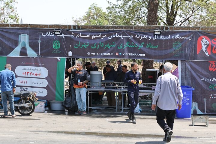 خدمت‌رسانی به زائران رهبر شهید توسط موسسه آموزش عالی علمی کاربردی شهرداری تهران