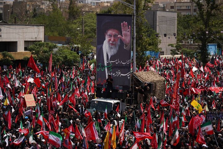 اجتماع بزرگ عزاداران «رهبر شهید» به مناسبت هفتمین روز خاکسپاری قائد امت در خیابان جمهوری اسلامی برگزار می‌شود