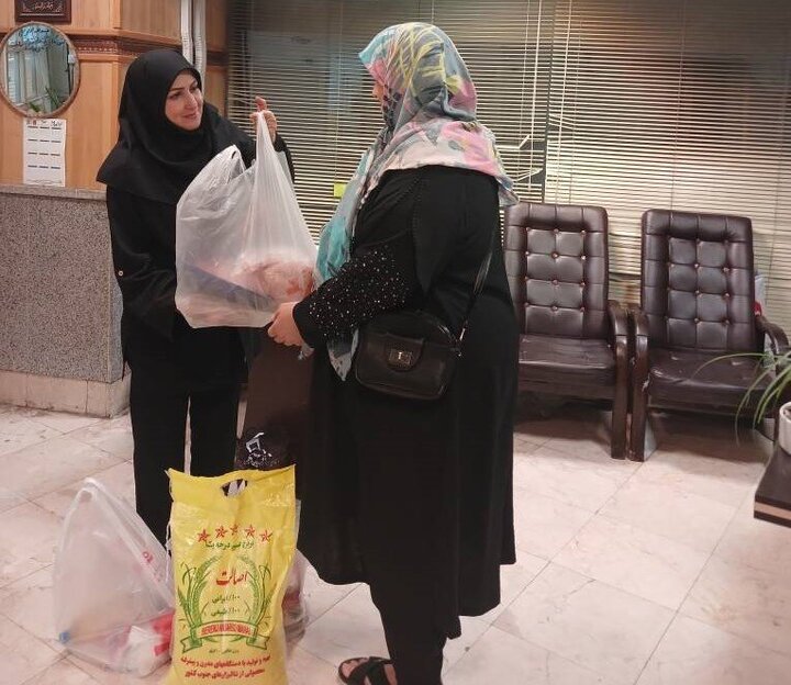 اهدای ۱۵۰ بسته معیشتی به بانوان سرپرست خانوار منطقه ۸