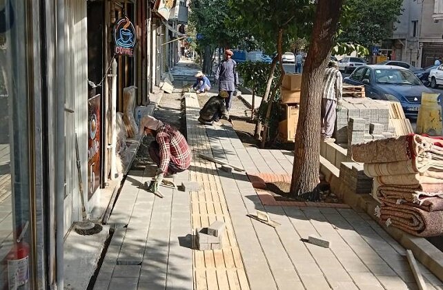 نوسازی ۱۱۰۰ مترمربع پیاده‌رو در منطقه ۱۴ 