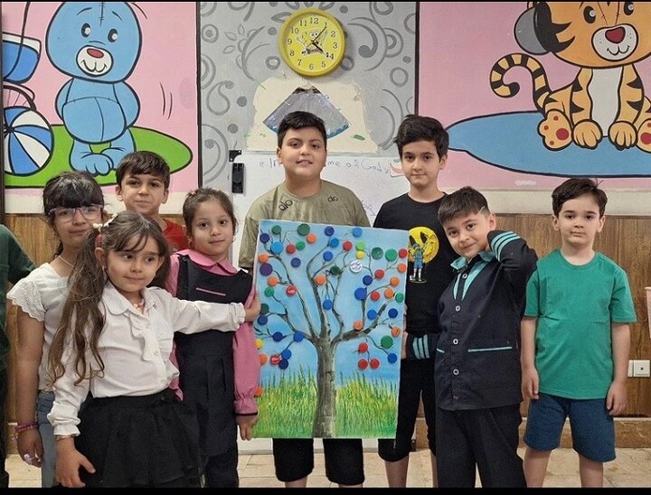 کودکان منطقه ۲ با مواد دور ریختنی  «درخت طبیعت» ساختند