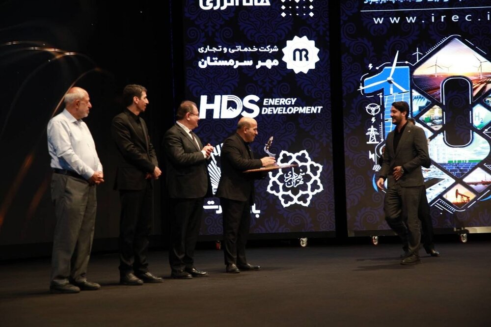 شهرداری تهران برنده تندیس و لوح تقدیر جایزه ملی انرژیهای تجدیدپذیر ایران شد