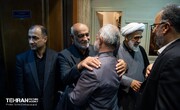 مادری در آغوش فرزندان شهیدش