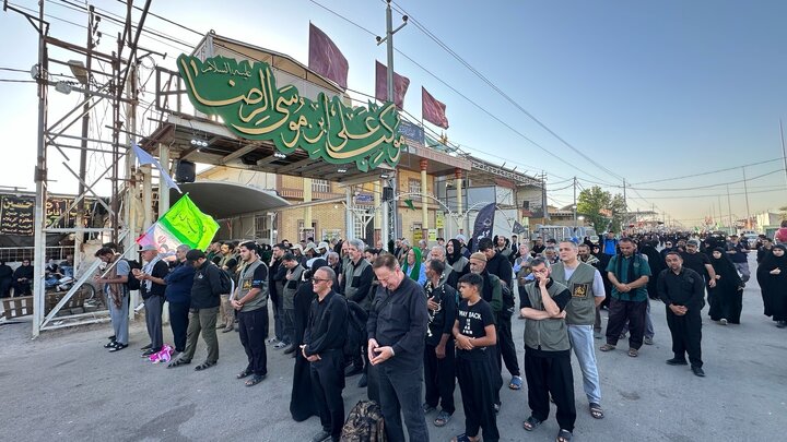 آیین اذن خادمی در موکب حضرت علی بن موسی‌الرضا(ع) برگزار شد؛ آغاز خدمت‌رسانی به زائران اربعین در عمود ۷۰۷