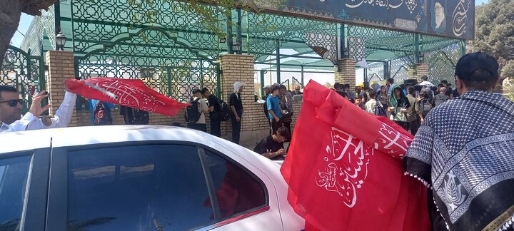 توزیع محصولات فرهنگی موکب «محبان الرضا(ع)» منطقه ۲۲ در پایانه مرزی خسروی