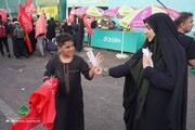 توزیع صدها پرچم «یالثارات الحسین» در مقابل قرارگاه زینبیه (س)