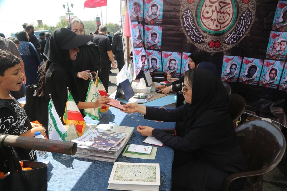 منطقه ۱۰ با مواکب فرهنگی و پویش «۱۶۸ قدم» در آیین جاماندگان اربعین حضور یافت