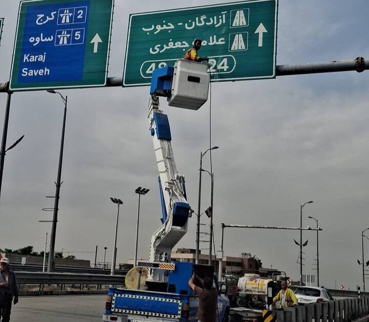 شستشوی ۸۰ تابلو راهنمای مسیر با استفاده از بالابر