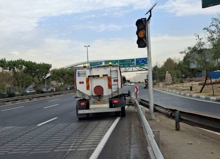 اجرای طرح مکانیزه شستشوی گاردریل‌ها در بزرگراه‌های شمال‌غرب تهران