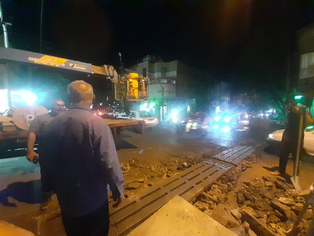 معبر هاشمی ایمن‌تر شد؛ جمع‌آوری پل فلزی و نصب سنگدال در منطقه ۱۰