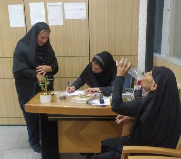 بازگشت سالمند آسیب‌دیده اجتماعی به آغوش خانواده با تلاش مددکاران