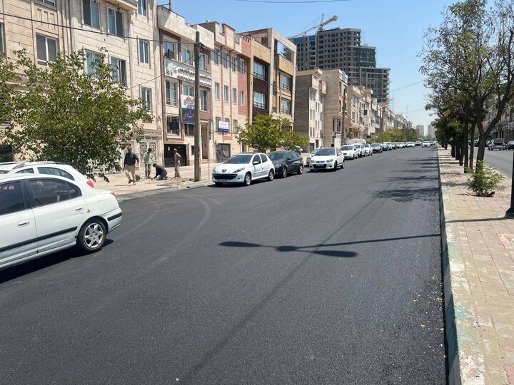 نوسازی آسفالت پرترددترین معبر محلی منطقه ۲۲