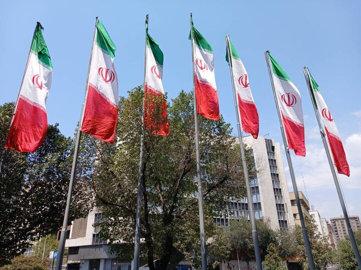 آغاز آذین‌بندی معابر و میادین منطقه ۶ همزمان با ایام مبارک ربیع‌الاول