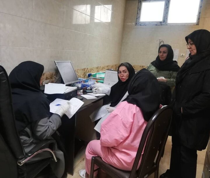 ارائه خدمات ویزیت پزشکی رایگان ویژه مددجویان در مددسراهای شهر تهران