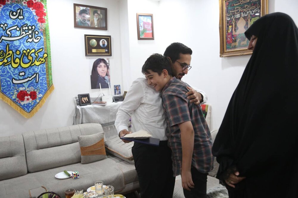 دیدار شهردار منطقه ۱۰ با خانواده شهدای جنگ ۱۲ روزه؛ تجلیل از مقام والای شهیدان صالحی و یاوریاد